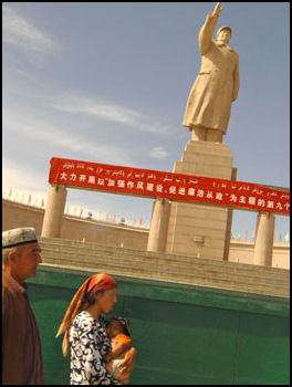 20080307-Uyghurs wkaj oast Mao statie in Kasgar Square.jpg